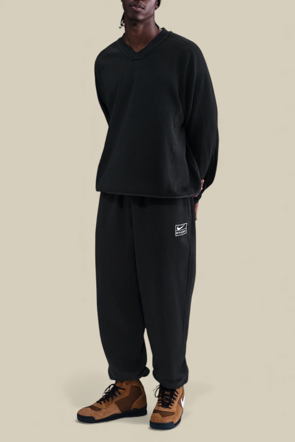 תמונת כל הלוק של חולצת טי שרוול ארוך נייקי X סטוסי